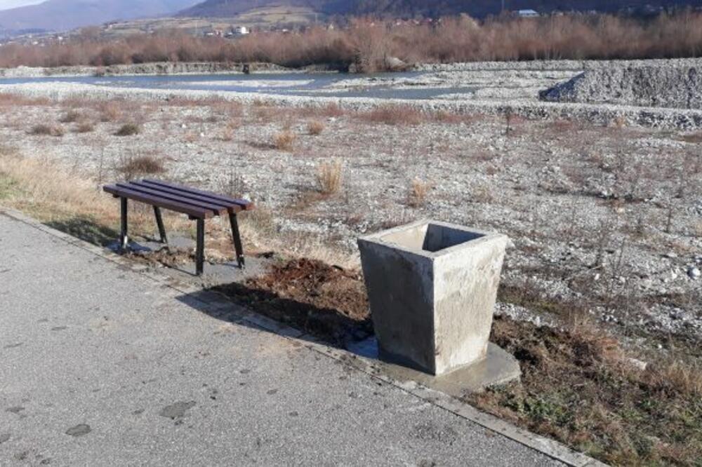 Klupa, kanta za otpatke, Berane, Foto: NVO "Sjeverna zemlja"