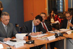 DRI: Ne treba se trošiti na male partije