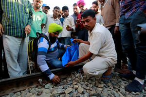 Indija: Voz naletio na ljude, poginulo 59 osoba