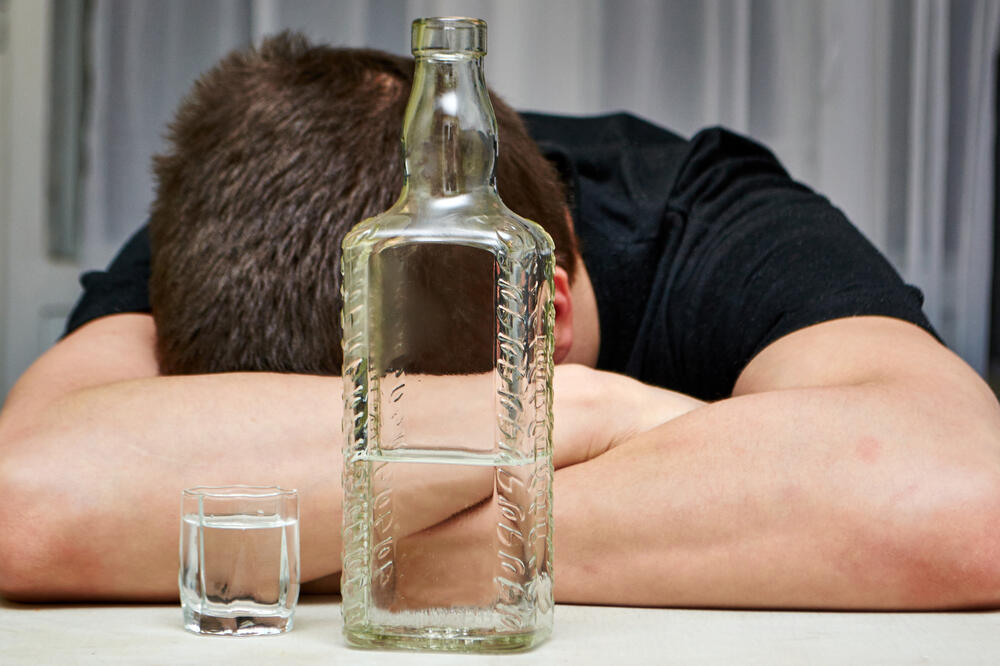 Alkohol, trovanje, Foto: Shutterstock