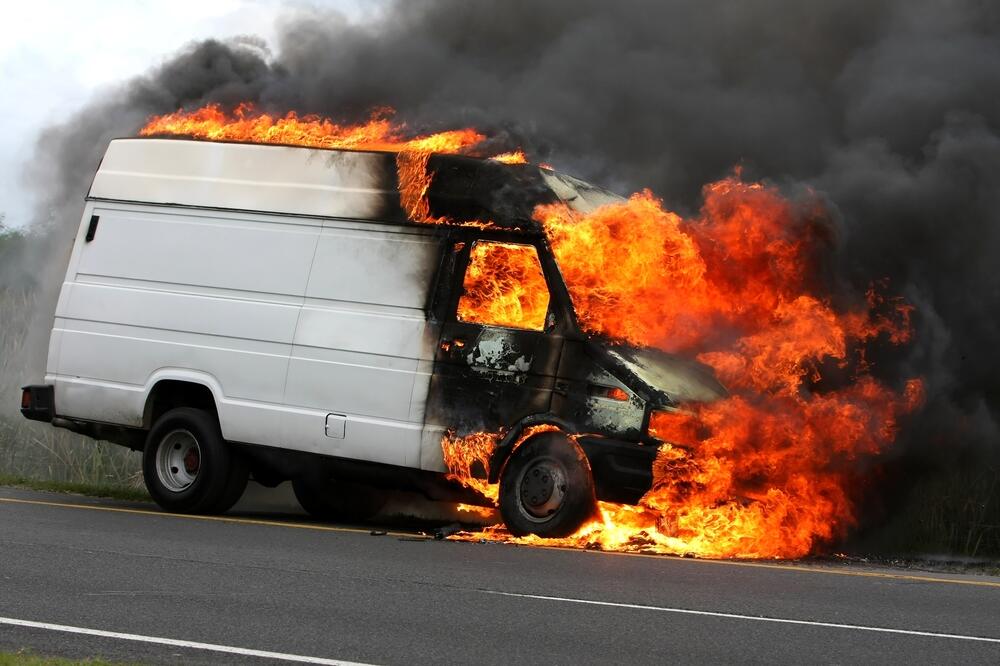 Zapaljenoo auto, Foto: Shutterstock