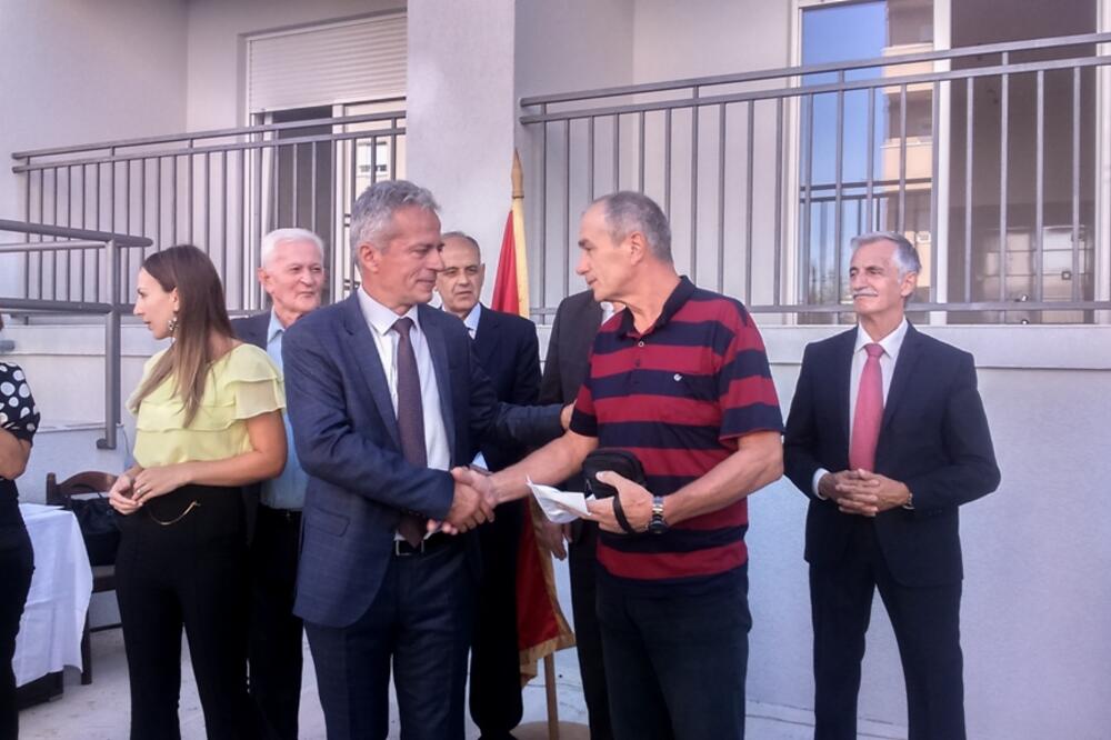 Kemal Perišić, uručenje ključeva penzionerima, Foto: Svetlana Mandić