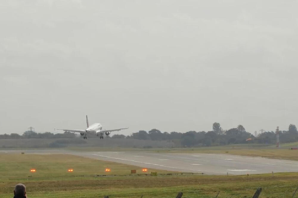 Avion, pokušaj slijetanja, Foto: Printscreen (Facebook)