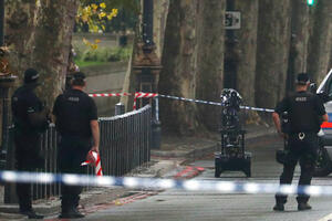 Londonska policija istražuje: Sumnjivi paket u blizini...