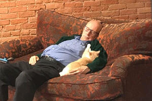 75-godišnji Teri je volonter: On uspavljuje mačke, mačke uspavaju...