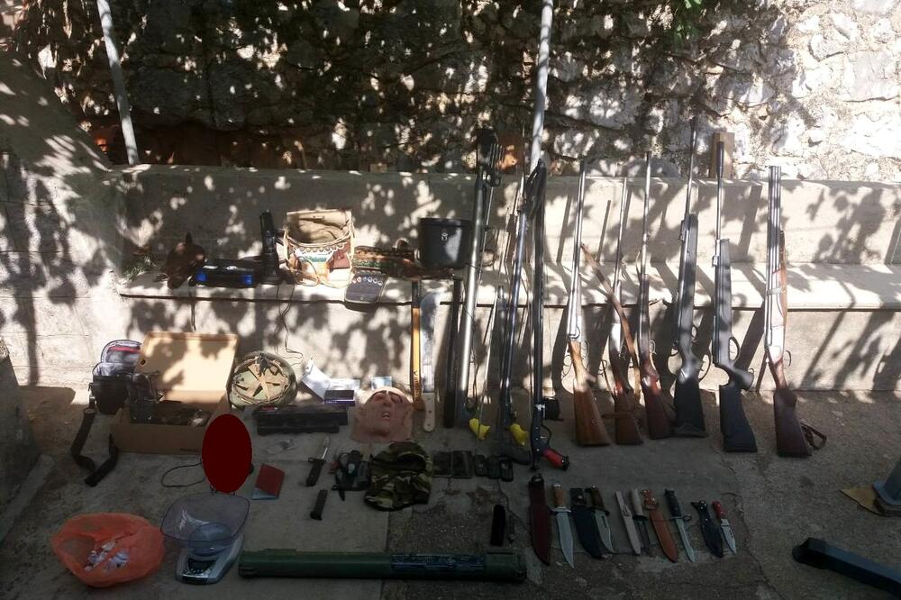 Herceg Novi hapšenje, Herceg Novi oružje, Foto: Uprava policije