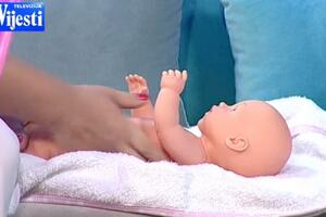 Pogledajte kako se pravilno kupa beba