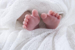 Prvi bebini dani kod kuće: Evo kako se pravilno povija, kupa i doji