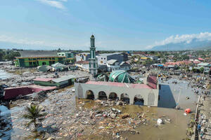 Više od 830 žrtava zemljotresa i cunamija u Indoneziji,...
