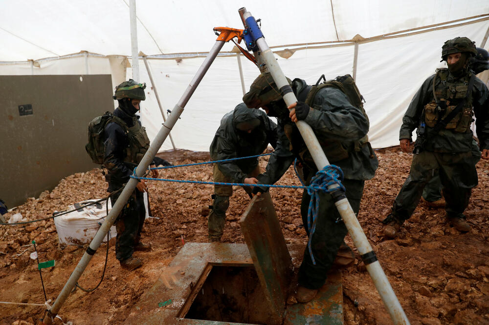 Izraelski vojnici na ulazu u tunel, Foto: Reuters