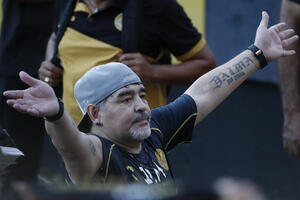 Maradona uspješno operisan
