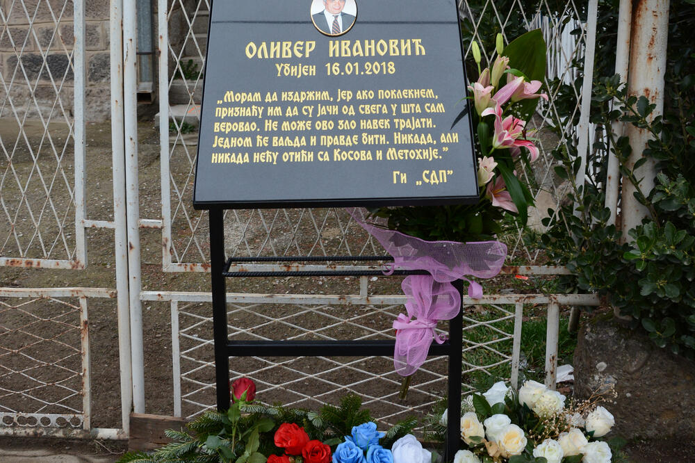 Spomen ploča na mjestu gdje je Ivanović ubijen, Foto: Beta/AP