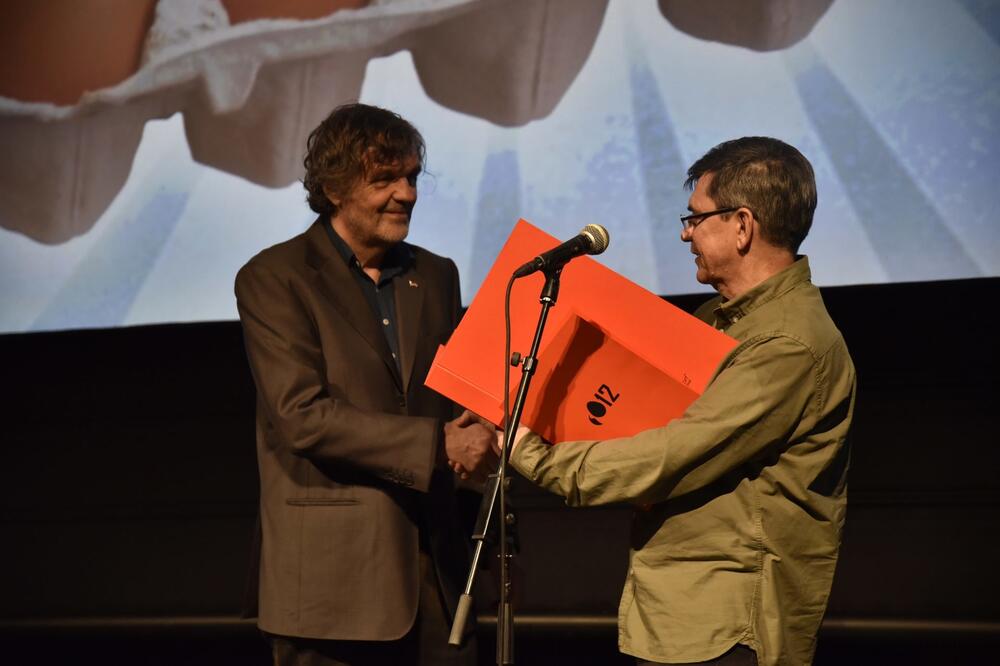 Sa otvaranja: Emir Kusturica uručuje nagradu Slavku Štimcu, Foto: Kustendorf
