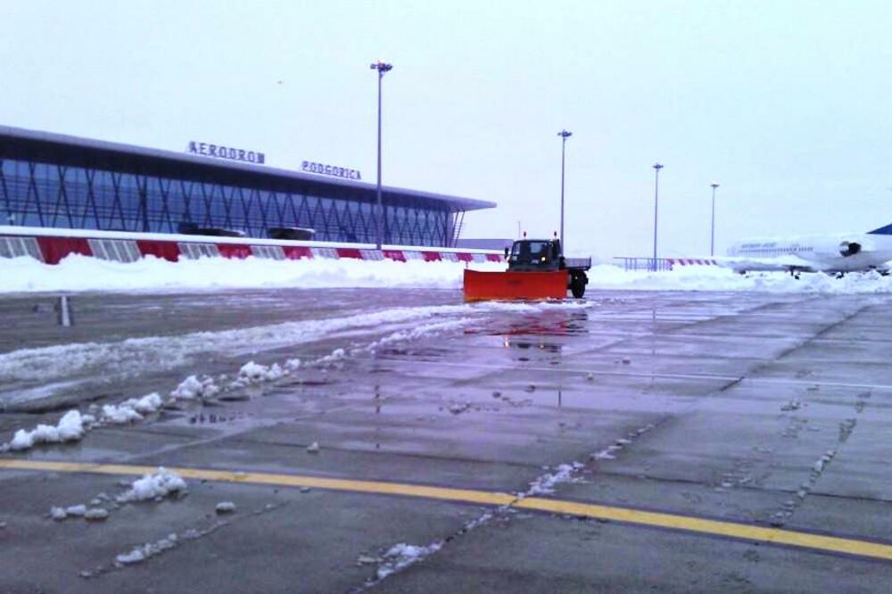 Snijeg više puta zatvarao aerodrom, Foto: Arhiva Vijesti