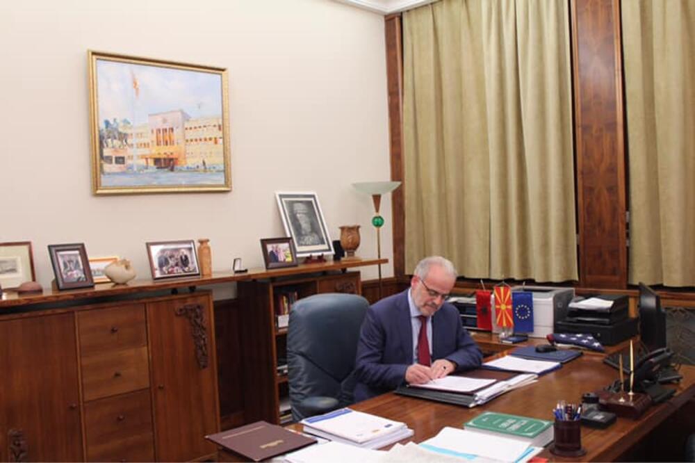 Džaferi potpisuje zakon, Foto: Facebook/Talat Xhaferi