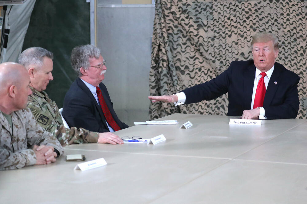 Tramp i Bolton na sastanku sa američkim vojnim i političkim zvaničnicima tokom posjete Iraku, Foto: Donald Tramp, Džon Bolton