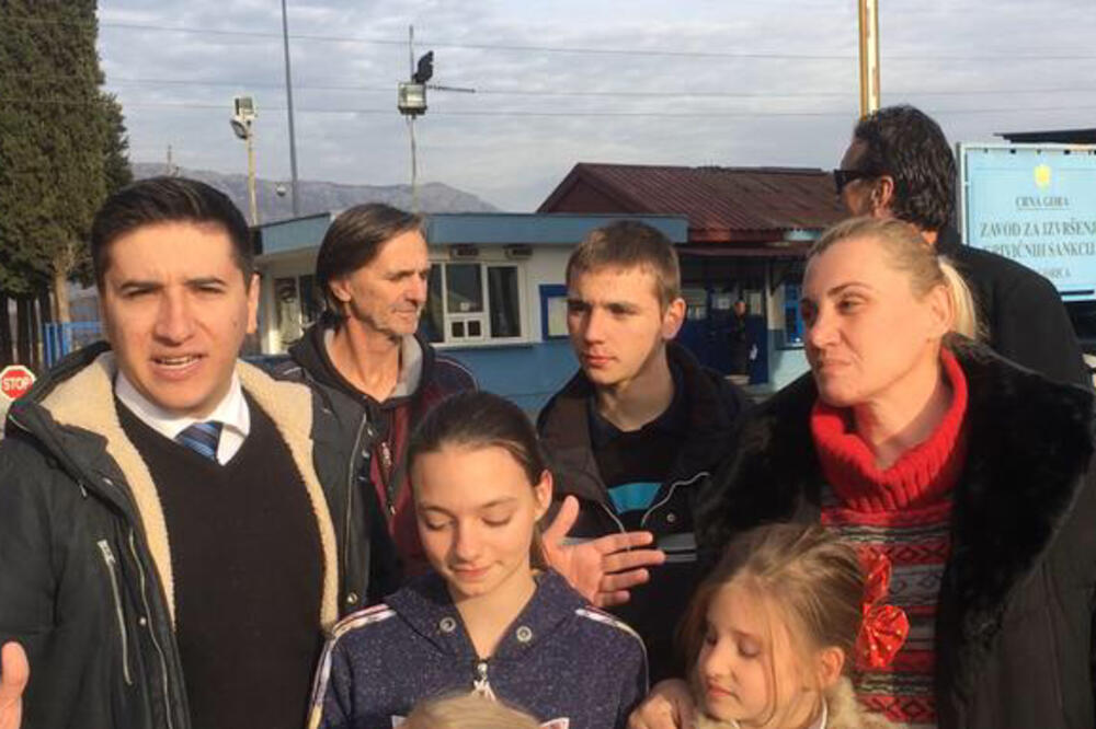 Generalni sekretar Prave Crne Gore Vladislav Dajković i Danijela Đurišić ispred ZIKS  28. decembra prošle godine, Foto: Prava Crna Gora