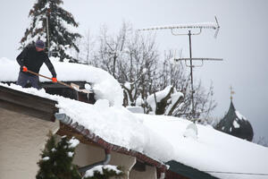 Loše vrijeme pravi probleme u Austriji i Njemačkoj: Zatrpan hotel,...