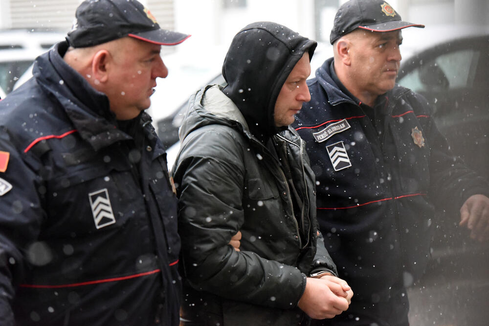 Policajci dovode Bakrača na saslušanje u tužilaštvo, Foto: Savo Prelević