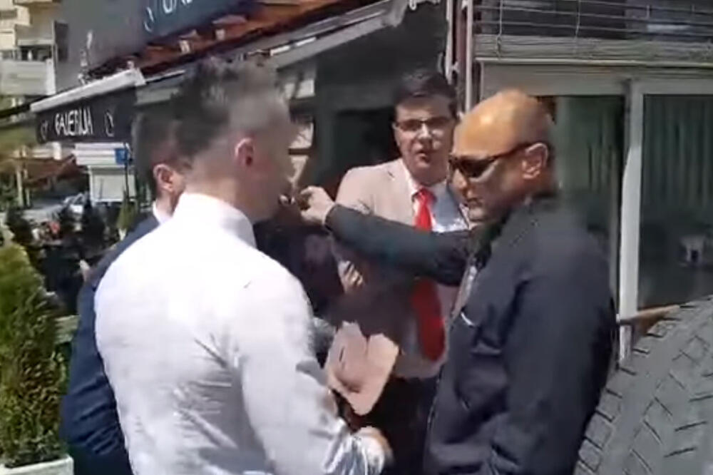 Leković (desno) na snimku Demokrata iz 2017. godine