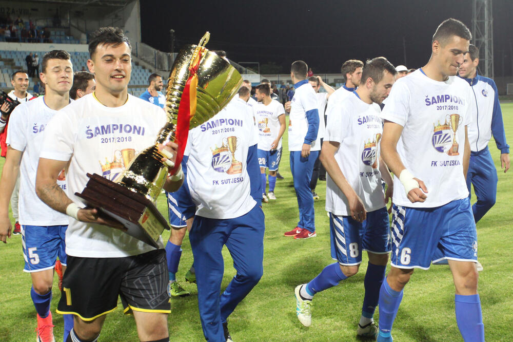 Vladan Giljen, kapiten Sutjeske, sa šampionskim peharom iz prošle sezone, Foto: Luka Zekovic