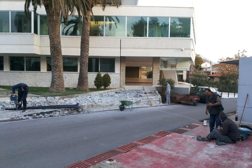 Rušenje dijela prilaza hotela “Sato” na zemljištu Zankovića, Foto: Privatna arhiva