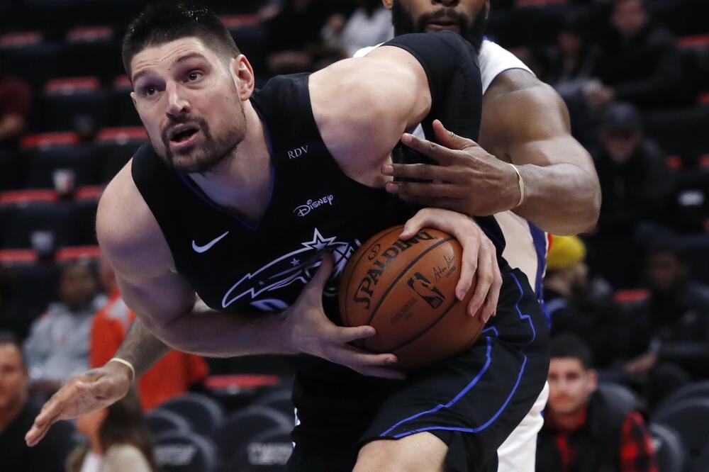 Nikola Vučević u duelu sa Andreom Dramondom, Foto: BETA/AP