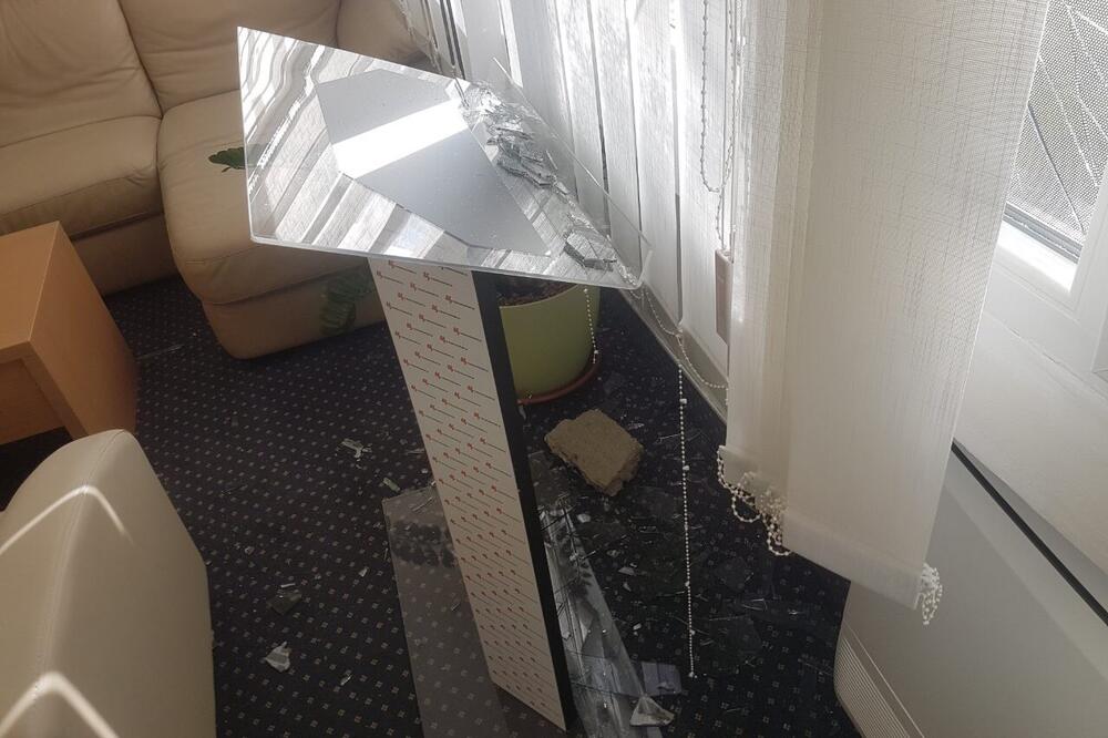 Razbijen prozor u prostorijama: Crnogorska, Foto: Vuk Lajović