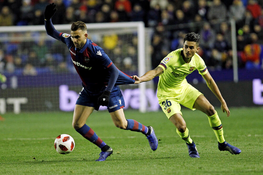 Ćumi u duelu sa Majoralom u prvom meču Levante - Barselona, Foto: BETA/AP