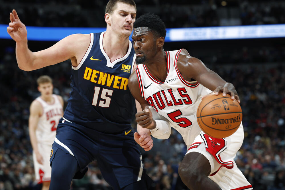 Bobi Portis (Čikago) i  Nikola Jokić (Denver), Foto: BETA/AP