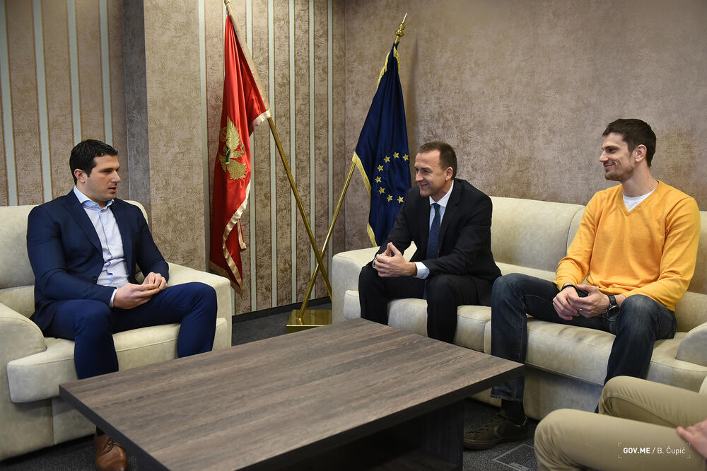 Ministar Janović sa predsjednikom OSCG Pajkovićem i odbojkašem Ćulafićem, Foto: Bojana Ćupić