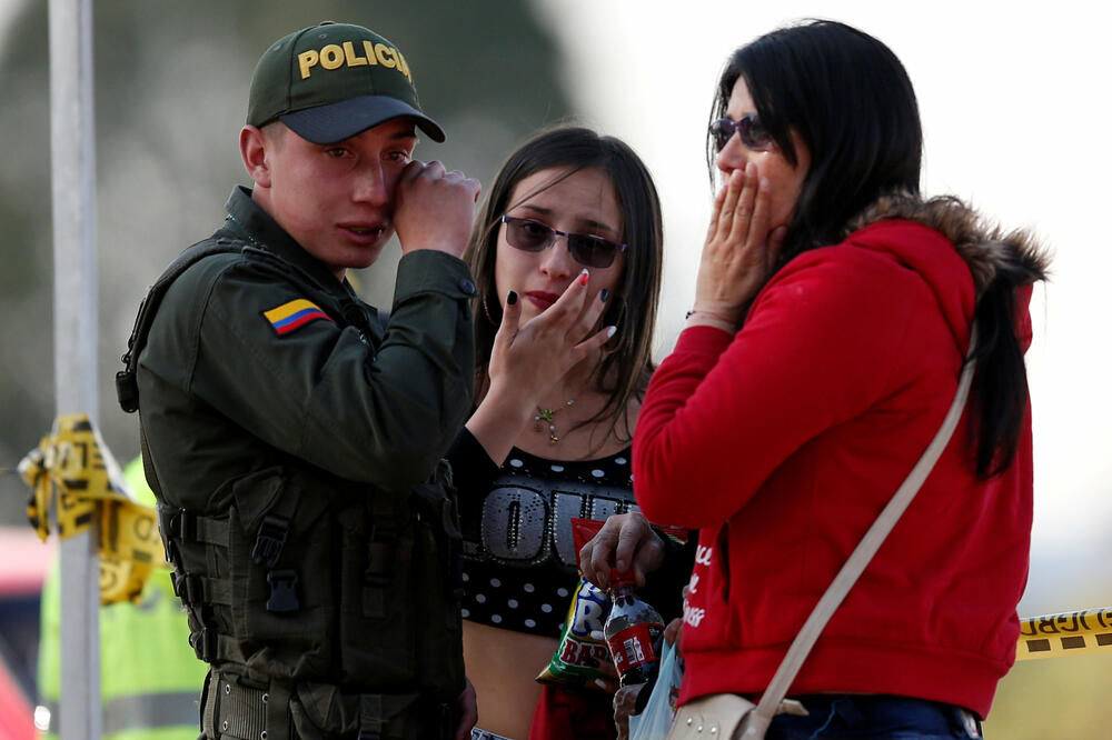 Policajac i dvije žene u suzama na mjestu napada, Foto: Reuters