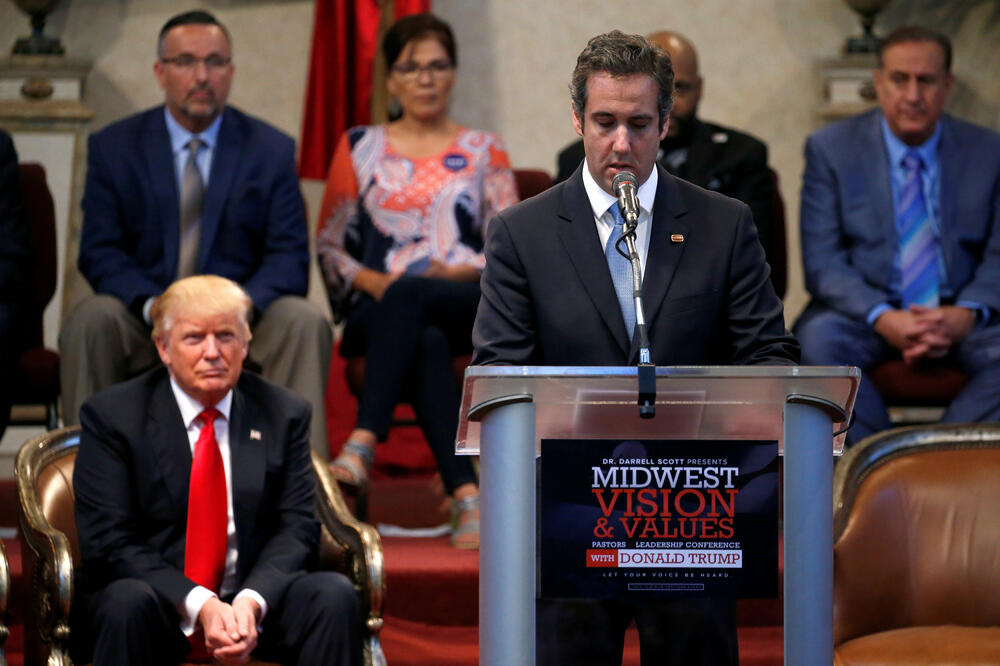 Koen za govornicom, Tramp sjedi iza, fotografija nastala tokom predsjedničke kampanje za izbore 2016., Foto: Reuters