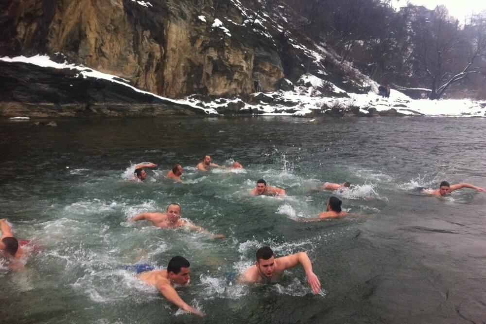 Plivanje za časni krst, Foto: Jadranka Ćetković