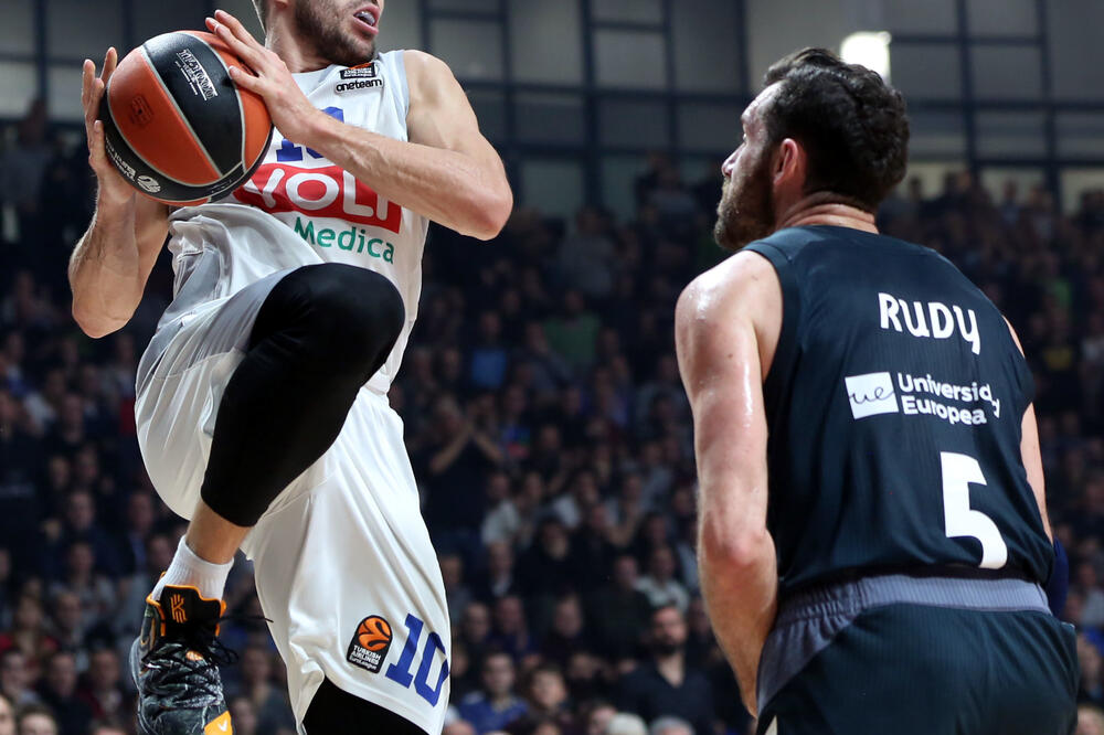 Gordić u duelu sa Rudijem Fernandesom, Foto: Filip Roganović