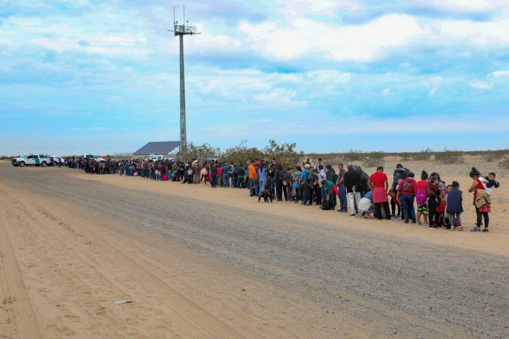 Kolona uhapšenih migranata, Foto: Reuters