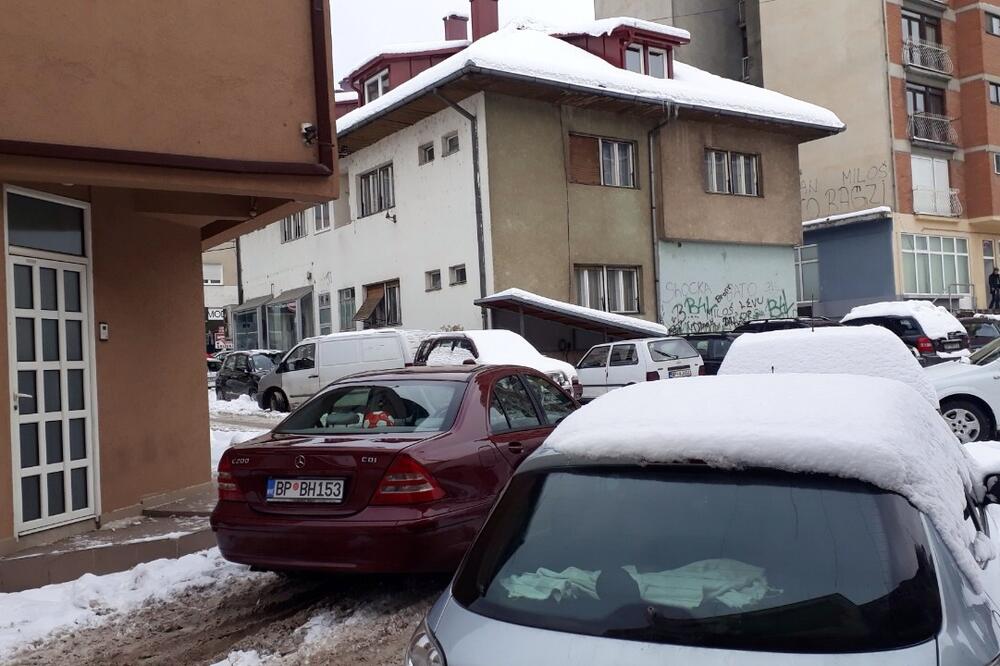 Uobičajena gužva na parkingu, Foto: Jadranka Ćetković