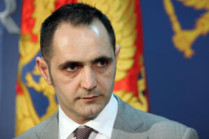 Zaroniti u živo blato