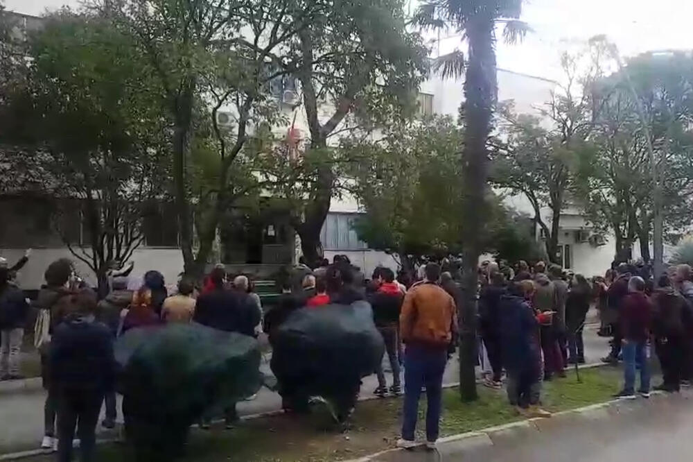 Ispred stanice policije, Foto: Screenshot (video)