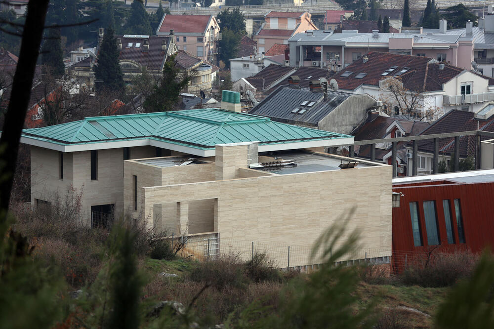 Knežević tvrdi da mu je Đukanović nudio da se vila vodi na njega, Foto: Filip Roganović