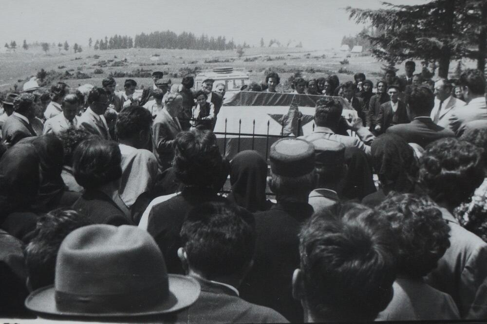 Sa otvaranja spomenika poginulima, Foto: Privatna arhiva