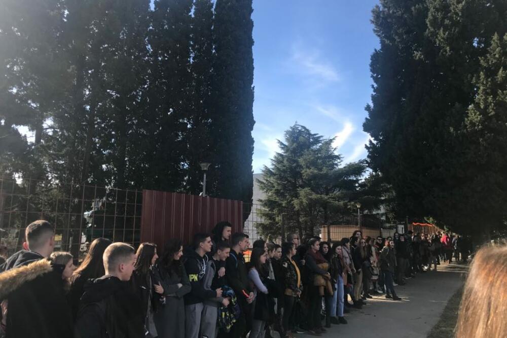 Đaci tijelima spriječili radove, Foto: Čitalac reporter