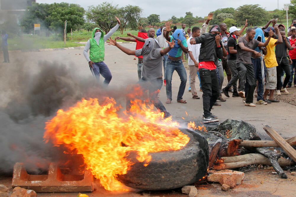 Sa protesta u glavnom gradu Zimbabvea, Harareu, Foto: Reuters