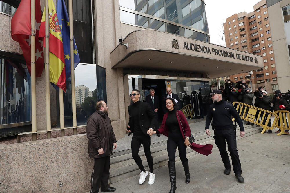 Kristijano Ronaldo i Georgina Rodriges ispred suda u Madridu, Foto: BETA/AP
