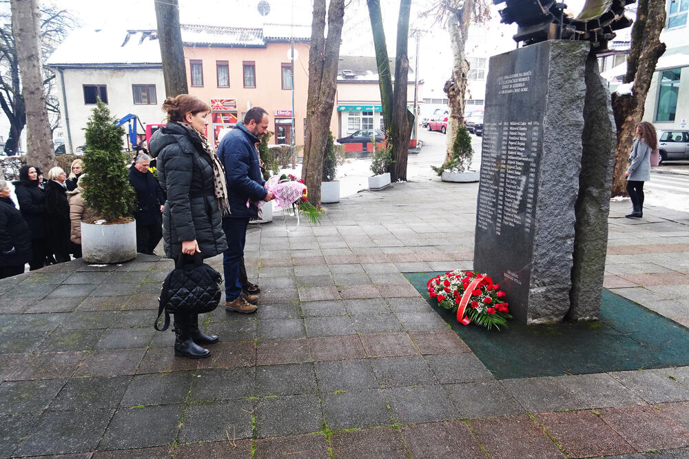 Polaganje cvijeća na spomen-obilježju, Foto: Jadranka Ćetković