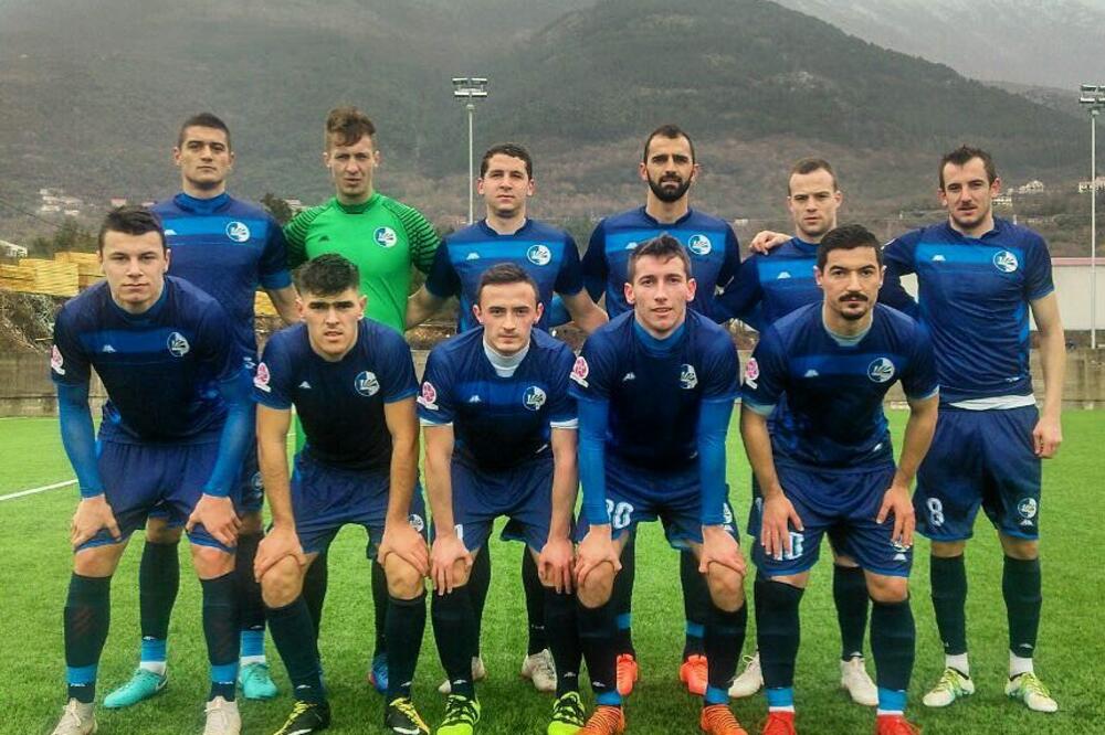 Fudbaleri Sutjeske pred početak meča sa Bokeljom
