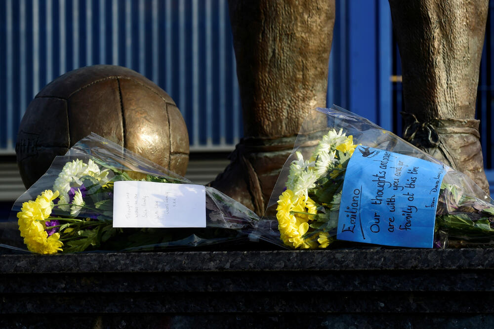 Cvijeće u čast Emilijana Sale ispred stadiona u Kardifu, Foto: REUTERS