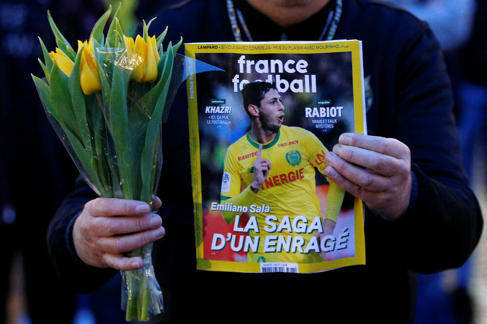 Navijač Nanta sa magazinom Frans fudbal i žutim tulipanima na skupu podrške Emilijanu Sali, Foto: REUTERS