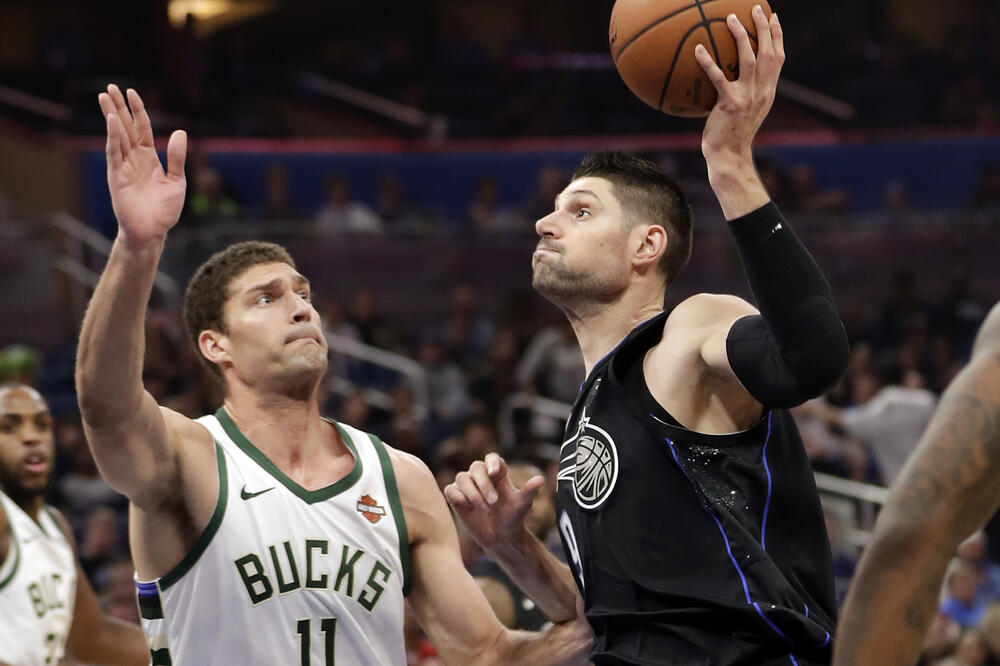 Nikola Vučević u duelu sa Brukom Lopesom iz Milvokija, Foto: BETA/AP