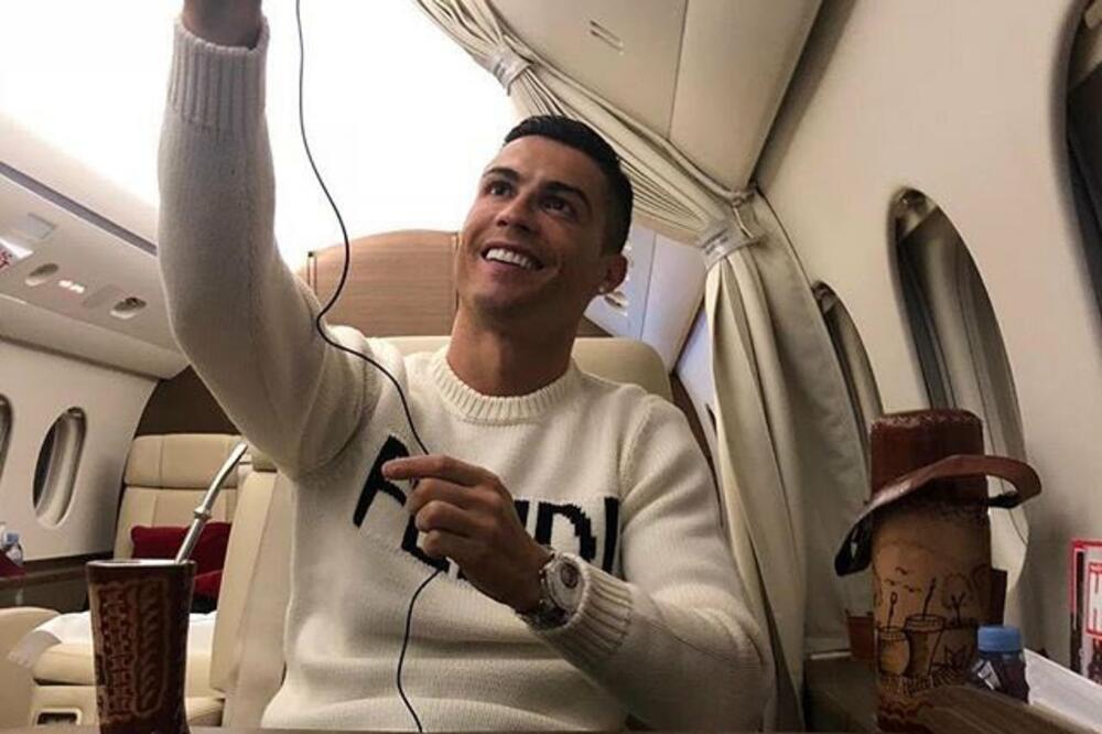 Selfi koji je izazvao polemiku: Ronaldo u avionu, Foto: Twitter
